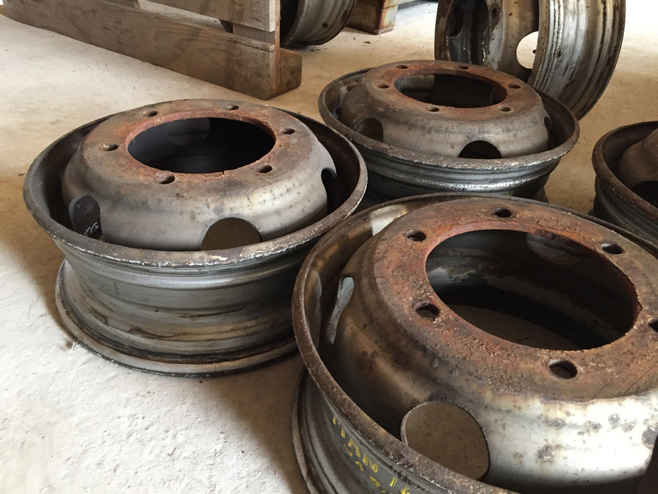 Gebrauchte Felgen 5 J x 6,00 für Reifengröße 215 x 75 x 17,5, Artikel - Nr. : 99.99999 - 9999 - الجنوط - شاحنة: صورة 4 Gebrauchte Felgen 5 J x 6,00 für Reifengröße 215 x 75 x 17,5, Artikel - Nr. : 99.99999 - 9999 - الجنوط - شاحنة: صورة 4