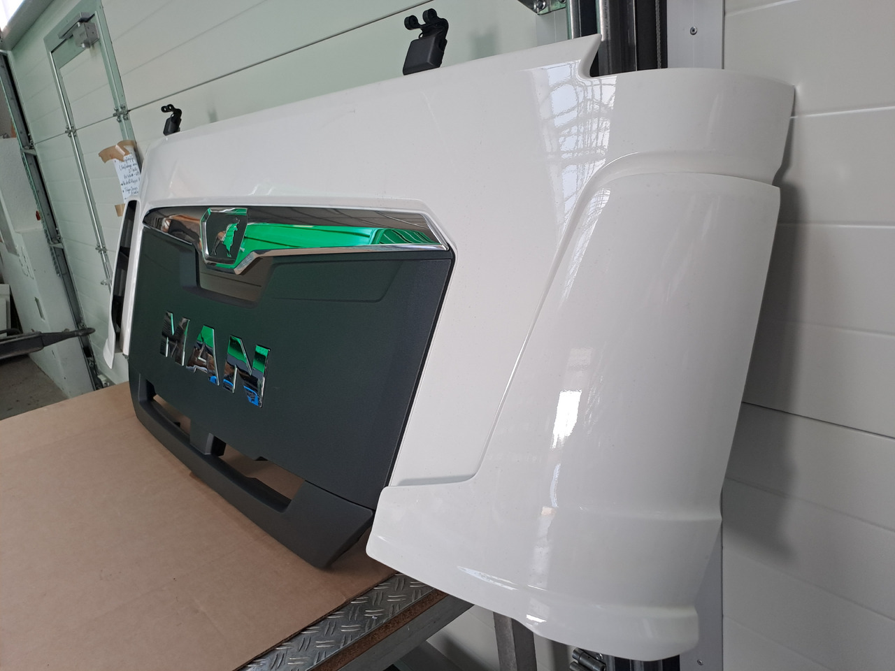 Neuwertige Frontklappe, silber, schmal MAN TGL / TGM / TG3, Artikel - Nr.: 81.61110 - 6123 - غطاء السيارة - شاحنة: صورة 1 Neuwertige Frontklappe, silber, schmal MAN TGL / TGM / TG3, Artikel - Nr.: 81.61110 - 6123 - غطاء السيارة - شاحنة: صورة 1