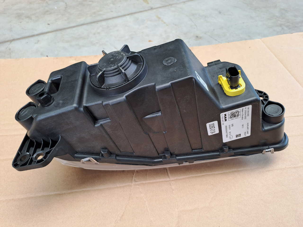 Neuwertiger Nebelscheinwerfer MAN TG3 rechts, Artikel - Nr. : 81.25204 - 0002 / 0001 - مصابيح الضباب - شاحنة: صورة 2 Neuwertiger Nebelscheinwerfer MAN TG3 rechts, Artikel - Nr. : 81.25204 - 0002 / 0001 - مصابيح الضباب - شاحنة: صورة 2