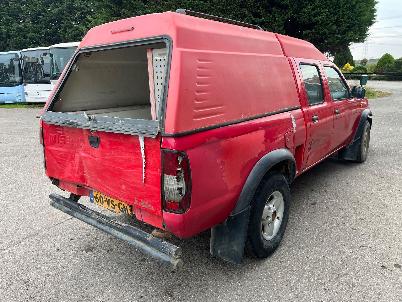 Nissan 4x4 - شاحنة البيك أب: صورة 3 Nissan 4x4 - شاحنة البيك أب: صورة 3