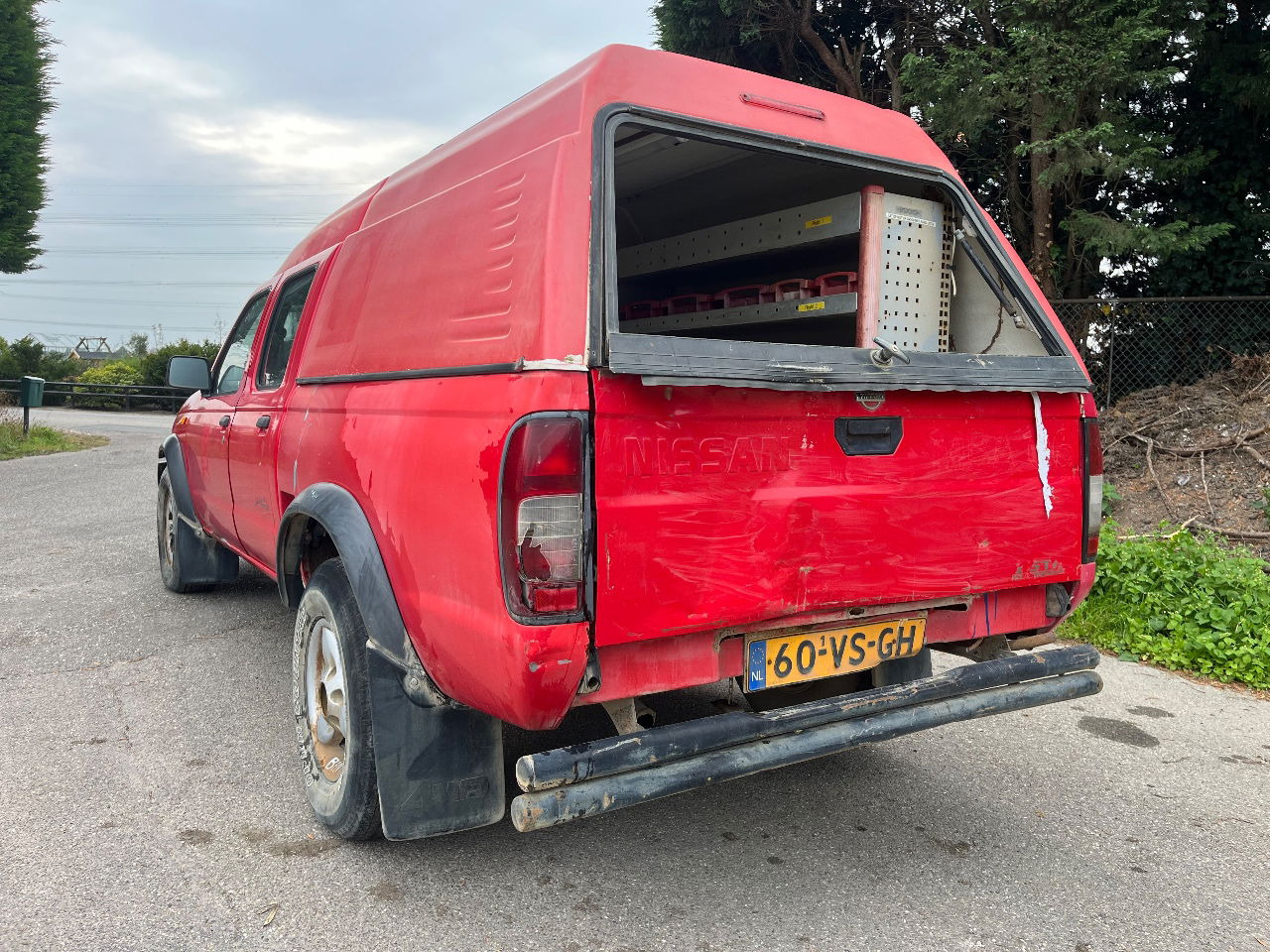 Nissan 4x4 - شاحنة البيك أب: صورة 2 Nissan 4x4 - شاحنة البيك أب: صورة 2