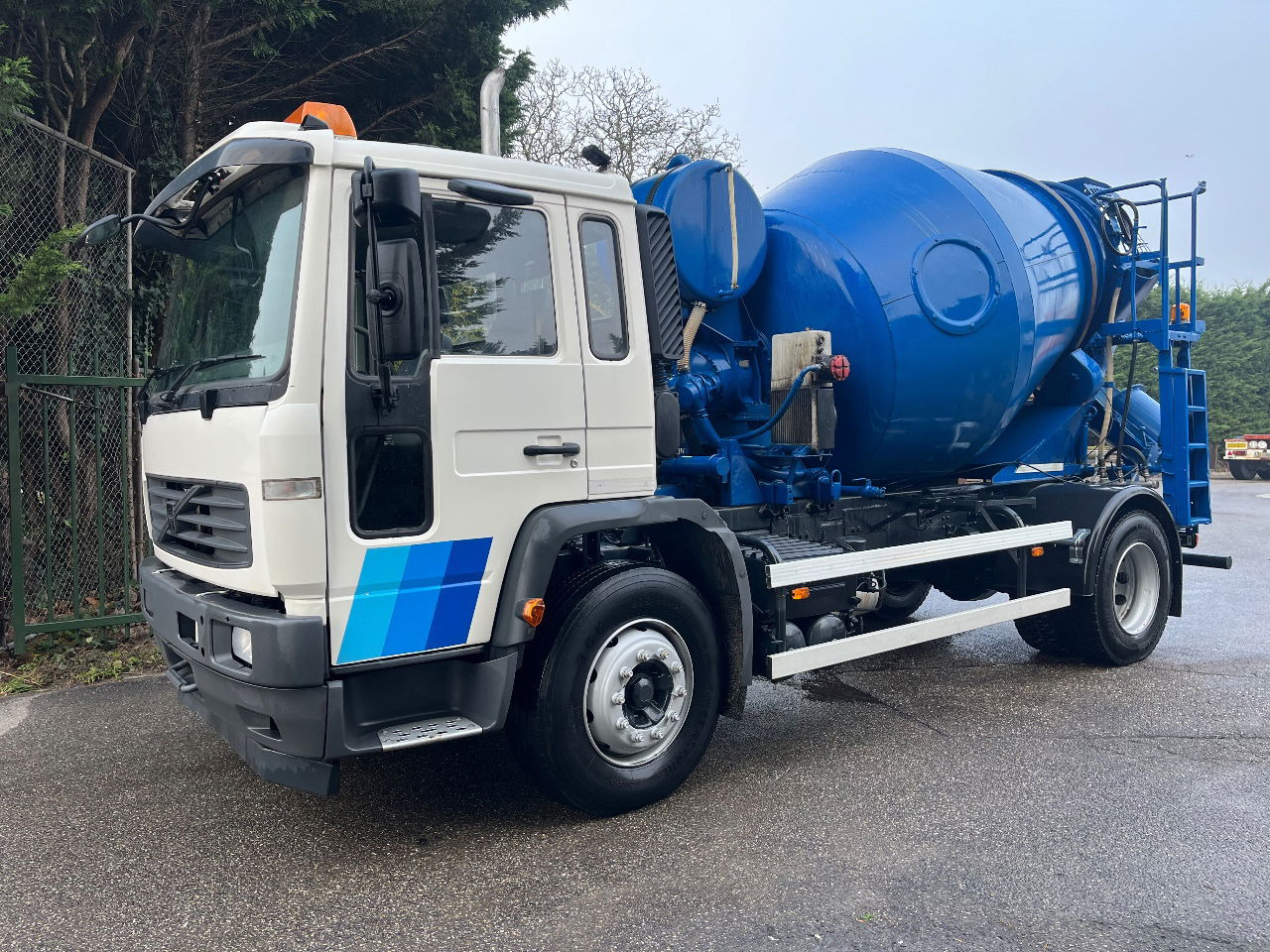 Volvo FL6 - شاحنة خلاطة خرسانة: صورة 1 Volvo FL6 - شاحنة خلاطة خرسانة: صورة 1