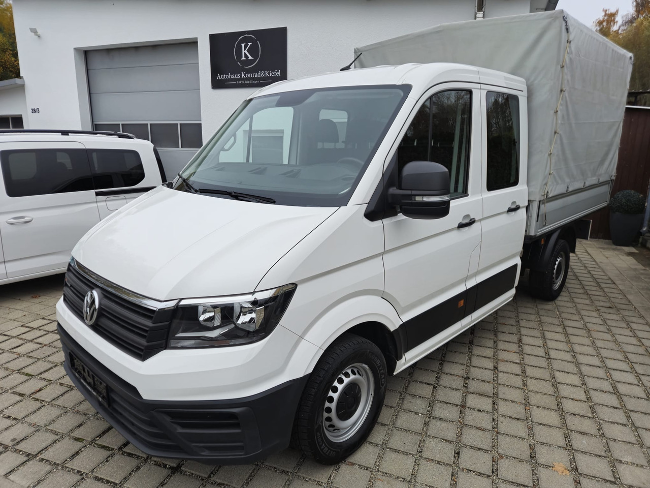 VOLKSWAGEN Crafter Pritsche 35 DOKA mittellang 4MOTION - شاحنة مغلقة بستائر جانبية: صورة 1 VOLKSWAGEN Crafter Pritsche 35 DOKA mittellang 4MOTION - شاحنة مغلقة بستائر جانبية: صورة 1