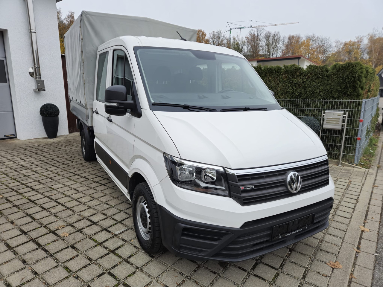 VOLKSWAGEN Crafter Pritsche 35 DOKA mittellang 4MOTION - شاحنة مغلقة بستائر جانبية: صورة 2 VOLKSWAGEN Crafter Pritsche 35 DOKA mittellang 4MOTION - شاحنة مغلقة بستائر جانبية: صورة 2