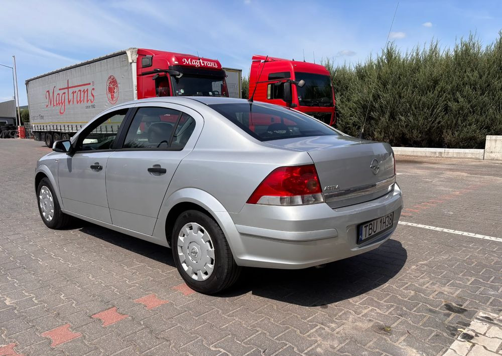 Opel Astra 1.6 Edition - سيدان: صورة 5 Opel Astra 1.6 Edition - سيدان: صورة 5