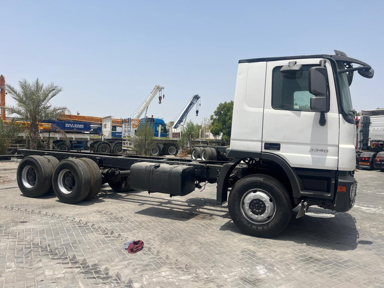 MERCEDES-BENZ Actros 3340 - شاحنة بهيكل معدني للمقصورة: صورة 1 MERCEDES-BENZ Actros 3340 - شاحنة بهيكل معدني للمقصورة: صورة 1