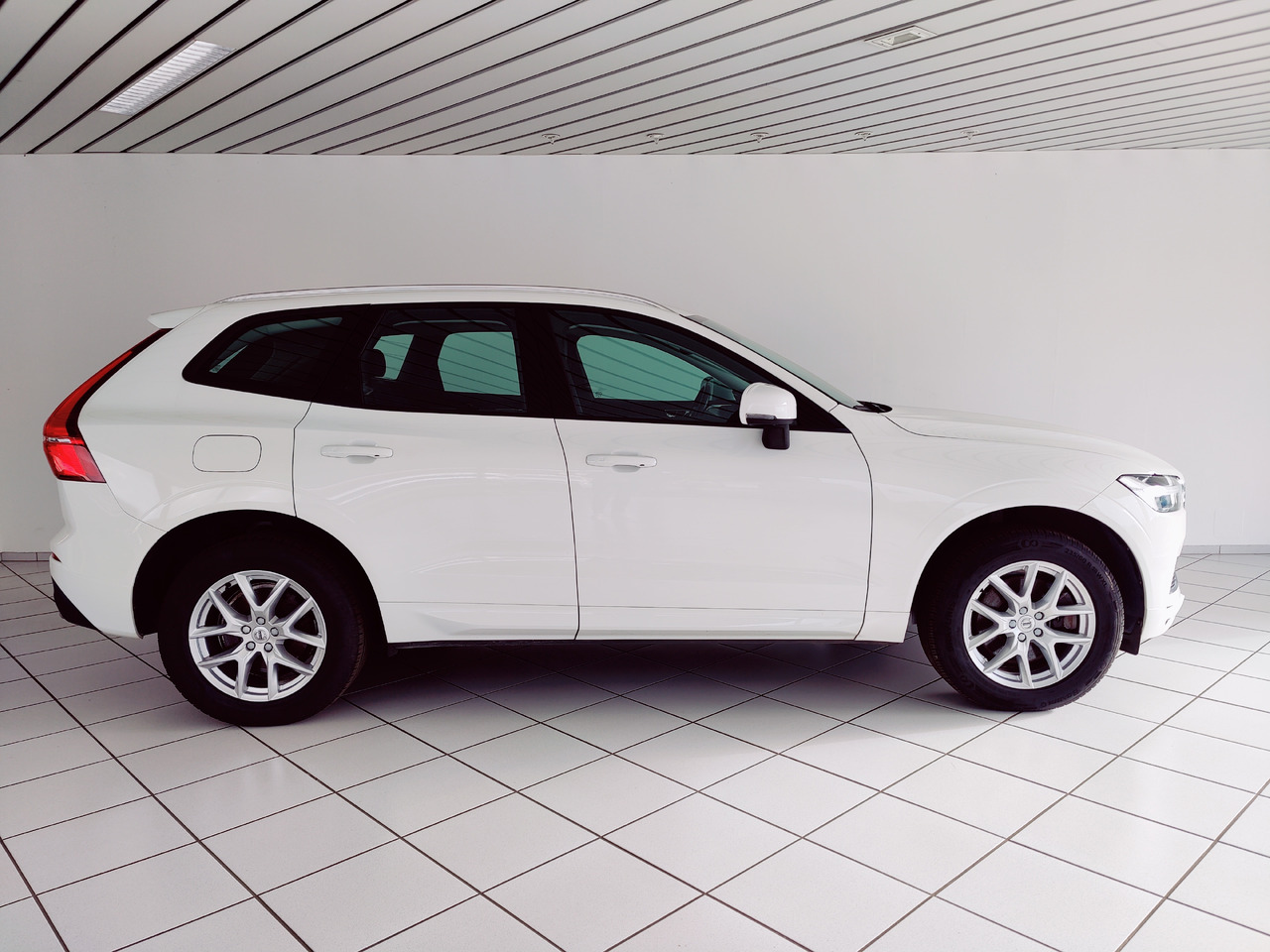 سيارة دفع رباعي Volvo XC60 t8 twin engine Momentum Plug-In Hybrid AWD AHK Leder Navi: صورة 7