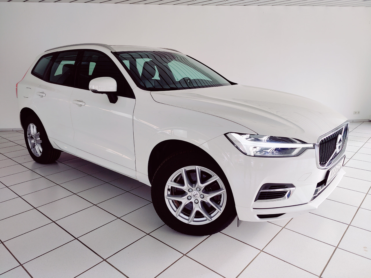 Volvo XC60 t8 twin engine Momentum Plug-In Hybrid AWD AHK Leder Navi - سيارة دفع رباعي: صورة 2 Volvo XC60 t8 twin engine Momentum Plug-In Hybrid AWD AHK Leder Navi - سيارة دفع رباعي: صورة 2