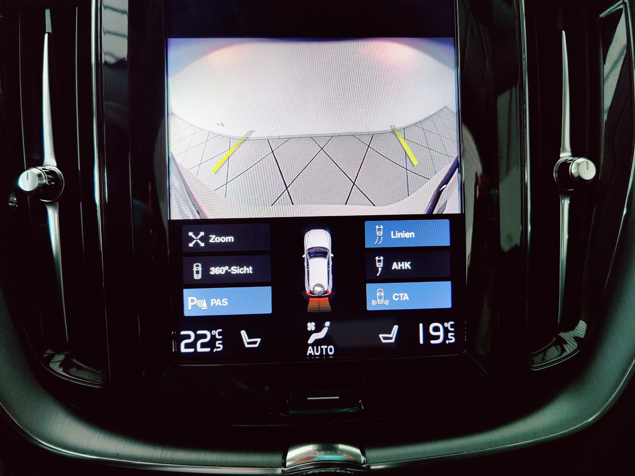 سيارة دفع رباعي Volvo XC60 t8 twin engine Momentum Plug-In Hybrid AWD AHK Leder Navi: صورة 13