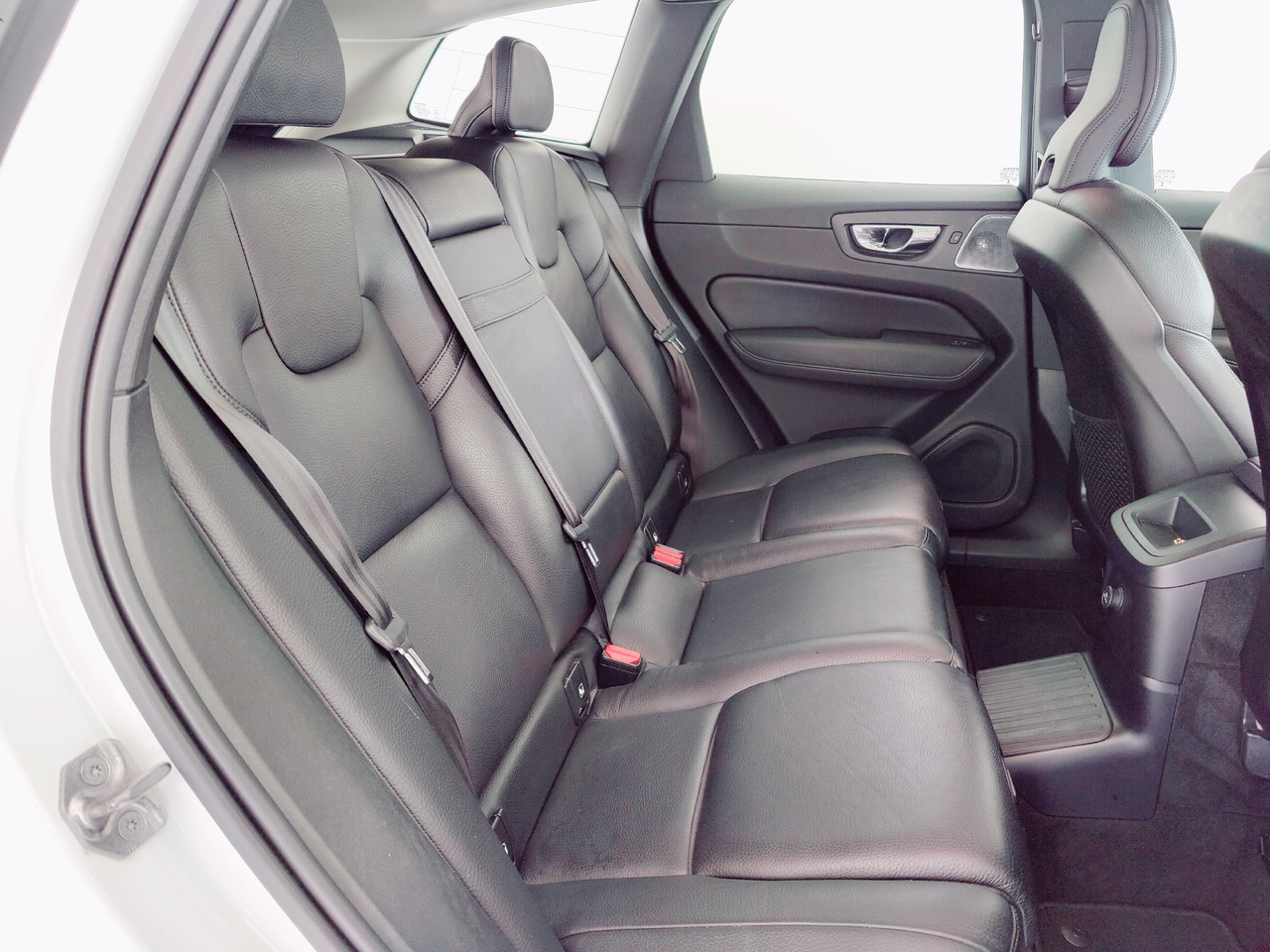 سيارة دفع رباعي Volvo XC60 t8 twin engine Momentum Plug-In Hybrid AWD AHK Leder Navi: صورة 12