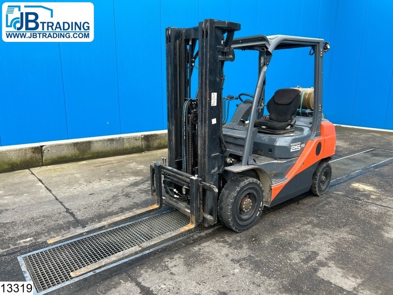 Toyota 8 FGF 25 2.500 KG - رافعة شوكية تعمل بالغاز: صورة 1 Toyota 8 FGF 25 2.500 KG - رافعة شوكية تعمل بالغاز: صورة 1