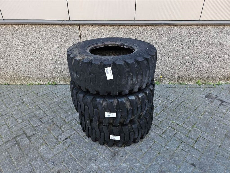 Ahlmann AL95-Titan 12.5/80-18-Tire/Reifen/Band - الإطارات والجنوط - آلات الإنشاء: صورة 1 Ahlmann AL95-Titan 12.5/80-18-Tire/Reifen/Band - الإطارات والجنوط - آلات الإنشاء: صورة 1