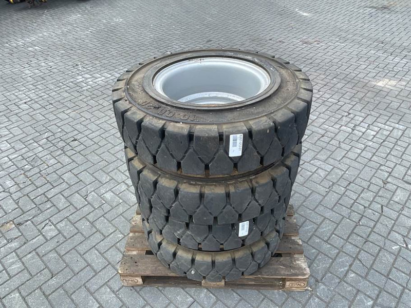 Athletik 10.00-20 - SOLID - Tire/Reifen/Band - الإطارات والجنوط - آلات الإنشاء: صورة 1 Athletik 10.00-20 - SOLID - Tire/Reifen/Band - الإطارات والجنوط - آلات الإنشاء: صورة 1