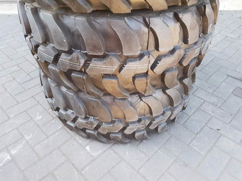 DUNLOP mitas covers -405/70-R18 (15.5/70-R18)-Tire/Reifen - الإطارات والجنوط - آلات الإنشاء: صورة 2 DUNLOP mitas covers -405/70-R18 (15.5/70-R18)-Tire/Reifen - الإطارات والجنوط - آلات الإنشاء: صورة 2