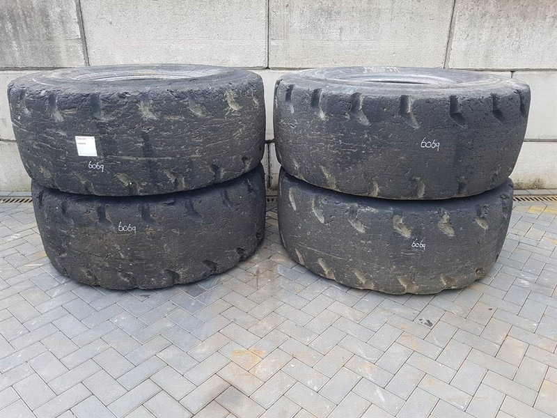 Goodyear 23.5-25 - Tyre/Reifen/Band - إطارات - آلات الإنشاء: صورة 1 Goodyear 23.5-25 - Tyre/Reifen/Band - إطارات - آلات الإنشاء: صورة 1