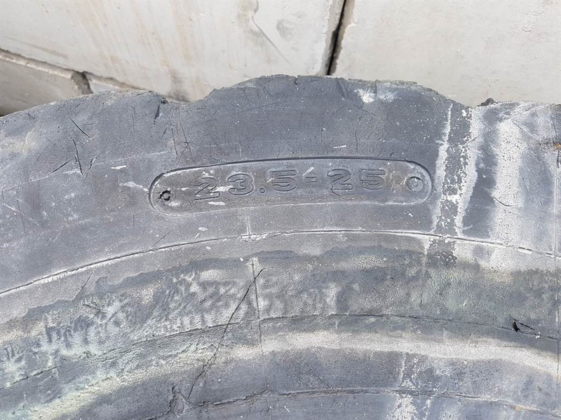 Goodyear 23.5-25 - Tyre/Reifen/Band - إطارات - آلات الإنشاء: صورة 4 Goodyear 23.5-25 - Tyre/Reifen/Band - إطارات - آلات الإنشاء: صورة 4