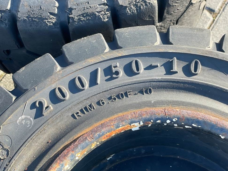 Linde -Trelleborg 200/50-10-Tire/Reifen/Band - الإطارات والجنوط - آلات الإنشاء: صورة 5 Linde -Trelleborg 200/50-10-Tire/Reifen/Band - الإطارات والجنوط - آلات الإنشاء: صورة 5
