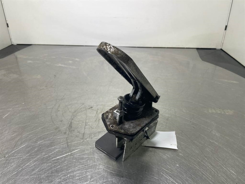 O & K L25.5 - Gas pedal/Fusspedal/Gaspedaal - الكابينة والداخلية - آلات الإنشاء: صورة 2 O & K L25.5 - Gas pedal/Fusspedal/Gaspedaal - الكابينة والداخلية - آلات الإنشاء: صورة 2