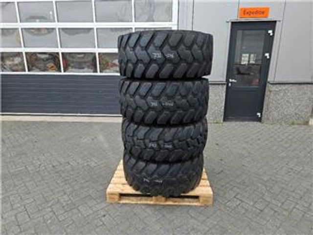 Schaeff SKL834-Firestone 405/70R18-Tire/Reifen/Band - الإطارات والجنوط - آلات الإنشاء: صورة 1 Schaeff SKL834-Firestone 405/70R18-Tire/Reifen/Band - الإطارات والجنوط - آلات الإنشاء: صورة 1