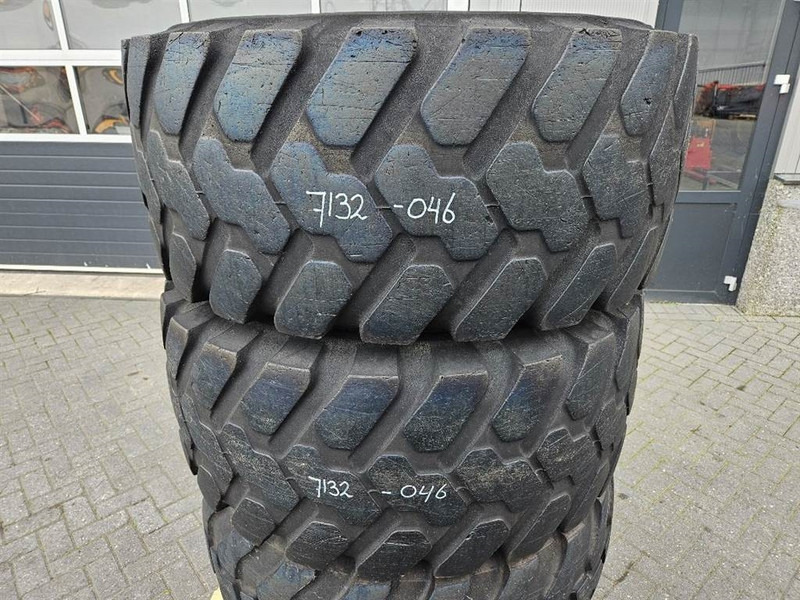 Schaeff SKL834-Firestone 405/70R18-Tire/Reifen/Band - الإطارات والجنوط - آلات الإنشاء: صورة 2 Schaeff SKL834-Firestone 405/70R18-Tire/Reifen/Band - الإطارات والجنوط - آلات الإنشاء: صورة 2