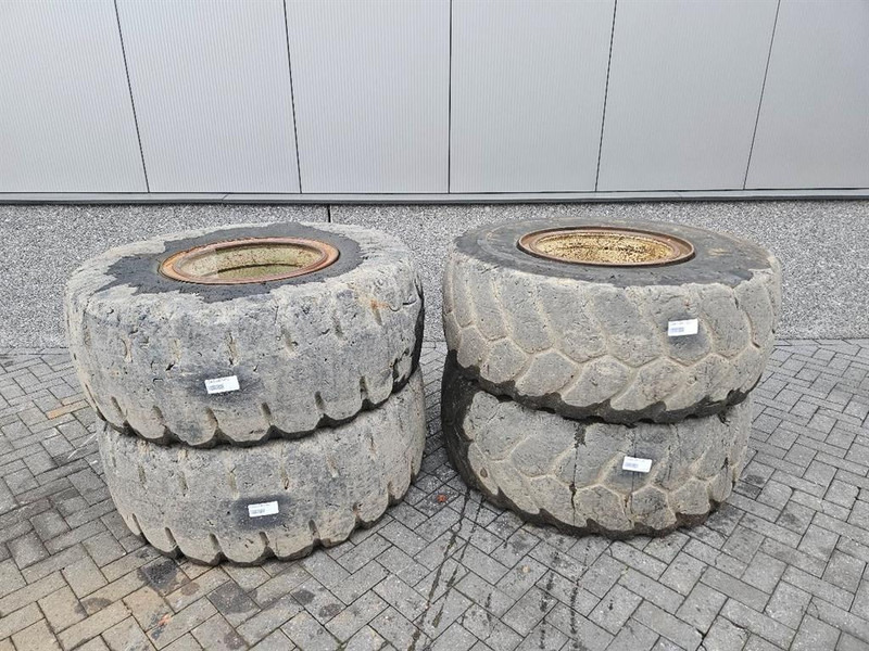 Terex TL260S-Banden 20.5-R25-Solid wheels / Full Gummi - الإطارات والجنوط - آلات الإنشاء: صورة 1 Terex TL260S-Banden 20.5-R25-Solid wheels / Full Gummi - الإطارات والجنوط - آلات الإنشاء: صورة 1