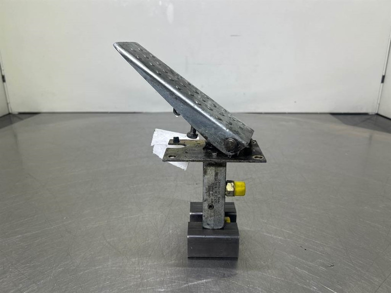 Terex TW150-Atlas 6049419/6047885-Gas pedal - الكابينة والداخلية - آلات الإنشاء: صورة 2 Terex TW150-Atlas 6049419/6047885-Gas pedal - الكابينة والداخلية - آلات الإنشاء: صورة 2