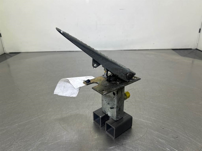 Terex TW150-Atlas 6049419/6047885-Gas pedal - الكابينة والداخلية - آلات الإنشاء: صورة 3 Terex TW150-Atlas 6049419/6047885-Gas pedal - الكابينة والداخلية - آلات الإنشاء: صورة 3