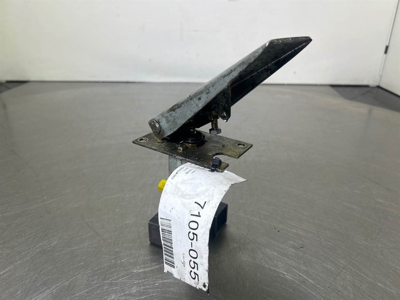 Terex TW150-Atlas 6049419/6047885-Gas pedal - الكابينة والداخلية - آلات الإنشاء: صورة 4 Terex TW150-Atlas 6049419/6047885-Gas pedal - الكابينة والداخلية - آلات الإنشاء: صورة 4