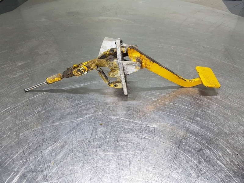 Zettelmeyer ZL1001 - Brake pedal - الكابينة والداخلية - آلات الإنشاء: صورة 3 Zettelmeyer ZL1001 - Brake pedal - الكابينة والداخلية - آلات الإنشاء: صورة 3