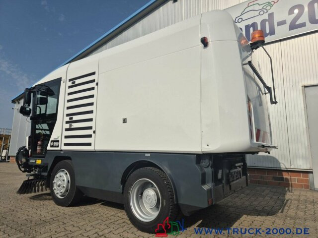 Ravo 540 3 Besen Sweeper 62 km/h Autobahn fähig - سياره كنس شوارع: صورة 4 Ravo 540 3 Besen Sweeper 62 km/h Autobahn fähig - سياره كنس شوارع: صورة 4