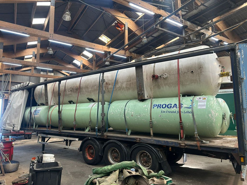 FULL TRAILER LOADED WITH LPG TANKS - نصف مقطورة بستائر جانبية: صورة 1 FULL TRAILER LOADED WITH LPG TANKS - نصف مقطورة بستائر جانبية: صورة 1