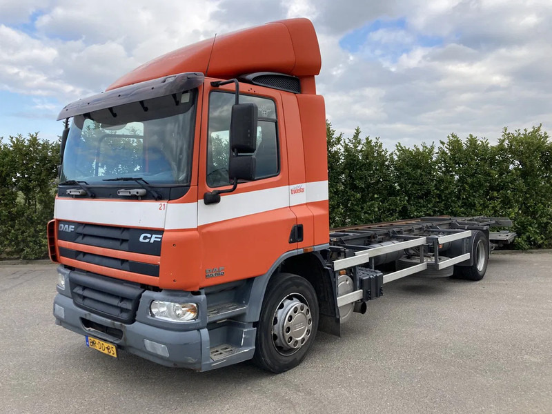 DAF CF65.180 Euro3 Manual / Laadklep - شاحنة بهيكل معدني للمقصورة: صورة 2 DAF CF65.180 Euro3 Manual / Laadklep - شاحنة بهيكل معدني للمقصورة: صورة 2