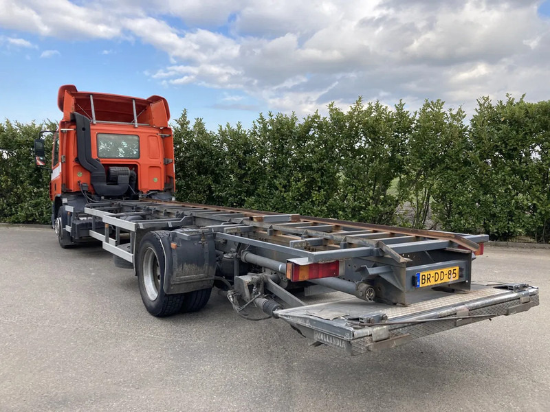 DAF CF65.180 Euro3 Manual / Laadklep - شاحنة بهيكل معدني للمقصورة: صورة 3 DAF CF65.180 Euro3 Manual / Laadklep - شاحنة بهيكل معدني للمقصورة: صورة 3