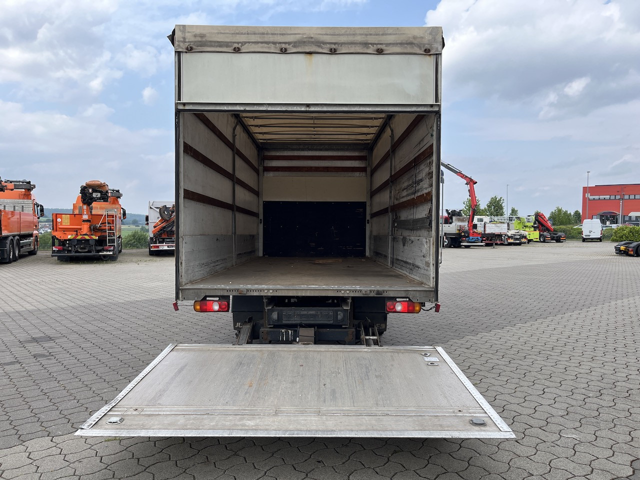 FUSO Canter 7C18 4x2 Ladebordwand Getriebeschaden - شاحنة مغلقة بستائر جانبية: صورة 3 FUSO Canter 7C18 4x2 Ladebordwand Getriebeschaden - شاحنة مغلقة بستائر جانبية: صورة 3