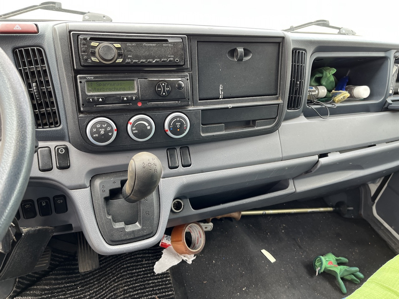 FUSO Canter 7C18 4x2 Ladebordwand Getriebeschaden - شاحنة مغلقة بستائر جانبية: صورة 2 FUSO Canter 7C18 4x2 Ladebordwand Getriebeschaden - شاحنة مغلقة بستائر جانبية: صورة 2