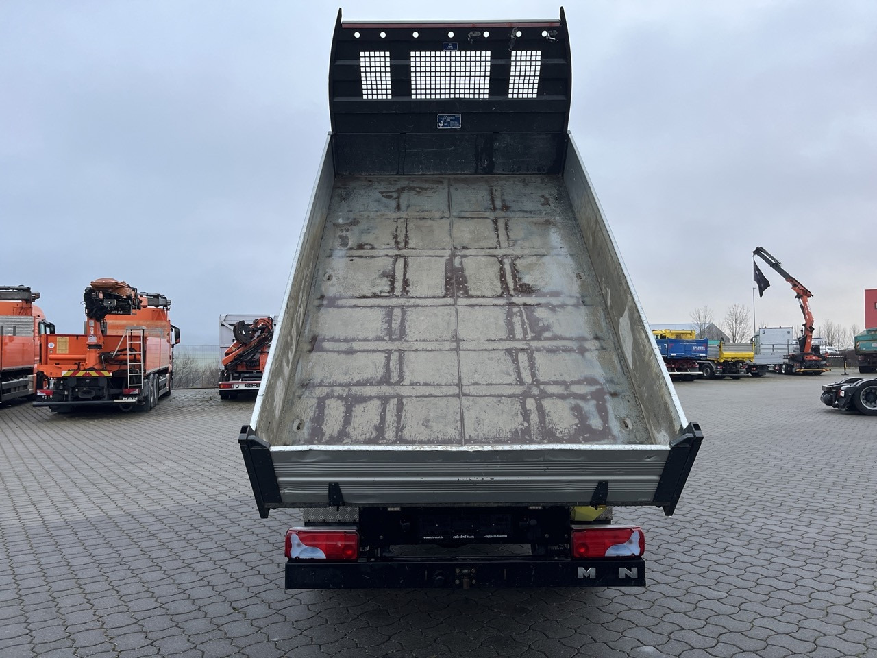 MAN TGE 3.180 4x2 Zwillingsbereift - قلاب صغير: صورة 3 MAN TGE 3.180 4x2 Zwillingsbereift - قلاب صغير: صورة 3