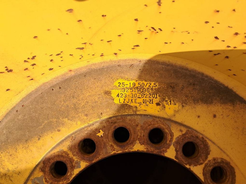 Komatsu WA380 RIM ASSY 423-30-62201 - الإطارات والجنوط - آلات الإنشاء: صورة 3 Komatsu WA380 RIM ASSY 423-30-62201 - الإطارات والجنوط - آلات الإنشاء: صورة 3