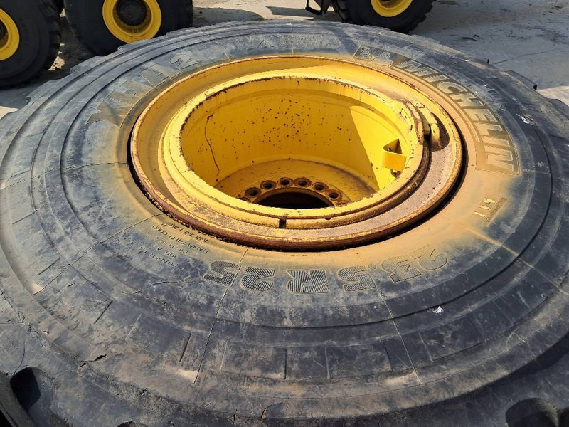 Komatsu WA380 RIM ASSY 423-30-62201 - الإطارات والجنوط - آلات الإنشاء: صورة 1 Komatsu WA380 RIM ASSY 423-30-62201 - الإطارات والجنوط - آلات الإنشاء: صورة 1