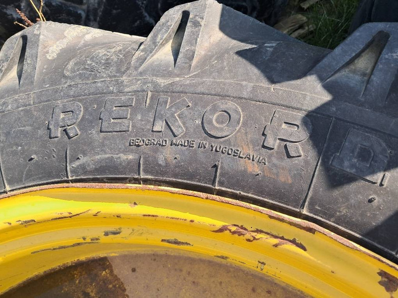 Record 12.4-36 - الإطارات والجنوط - آلات الإنشاء: صورة 3 Record 12.4-36 - الإطارات والجنوط - آلات الإنشاء: صورة 3