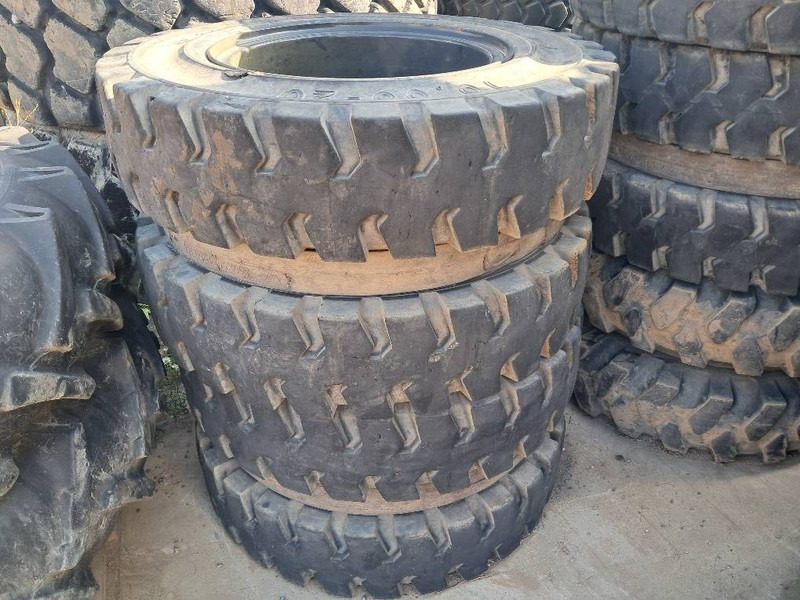 Trelleborg Excavator 10.00-20 SOLID (8 tyres) - الإطارات والجنوط - آلات الإنشاء: صورة 1 Trelleborg Excavator 10.00-20 SOLID (8 tyres) - الإطارات والجنوط - آلات الإنشاء: صورة 1