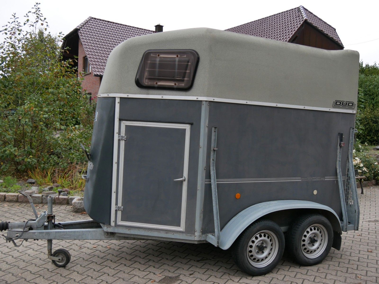 Böckmann Duo mit Sattelkammer - مقطورة للماشية: صورة 1 Böckmann Duo mit Sattelkammer - مقطورة للماشية: صورة 1