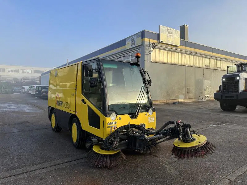 Diversen MFH 2500 Kehrmaschine Klima 3 Besen AEBI MATEC MFH 2500 Kehrmaschine Klima 3 Besen - كناسة المناطق الصناعية: صورة 2 Diversen MFH 2500 Kehrmaschine Klima 3 Besen AEBI MATEC MFH 2500 Kehrmaschine Klima 3 Besen - كناسة المناطق الصناعية: صورة 2