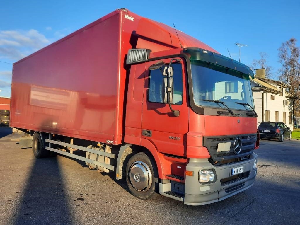Mercedes-Benz Actros 1832 - شاحنة صندوقية: صورة 2 Mercedes-Benz Actros 1832 - شاحنة صندوقية: صورة 2