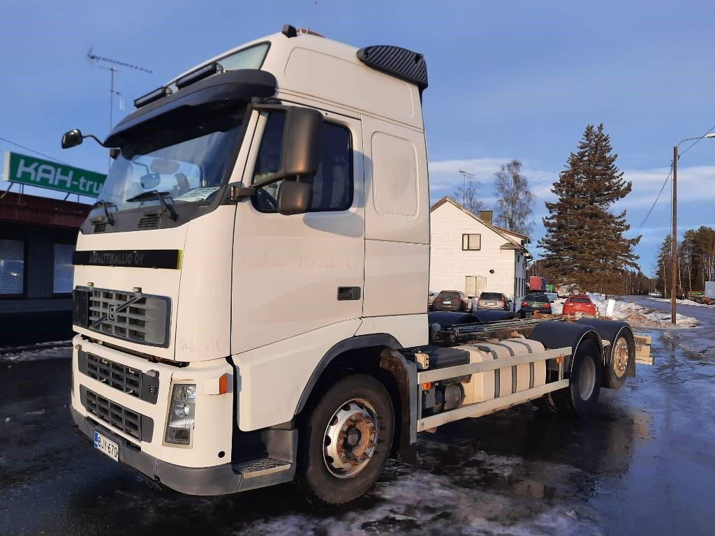 Volvo FH 13 440 - شاحنة بهيكل معدني للمقصورة: صورة 1 Volvo FH 13 440 - شاحنة بهيكل معدني للمقصورة: صورة 1