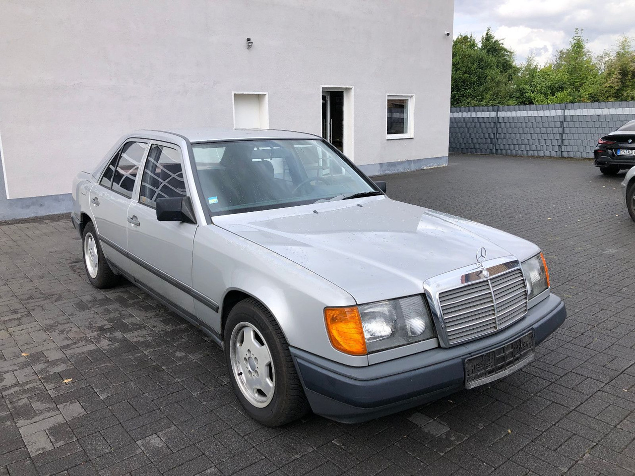 Mercedes-Benz W124 E 260 - سيدان: صورة 3 Mercedes-Benz W124 E 260 - سيدان: صورة 3