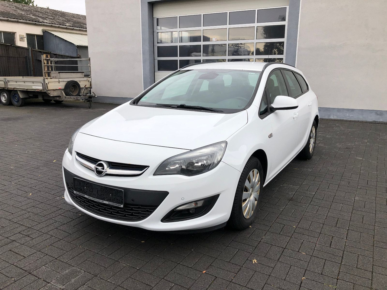 Opel Astra J 1.6 CDTi Sports Tourer Edition - سيارة ستيشن: صورة 1 Opel Astra J 1.6 CDTi Sports Tourer Edition - سيارة ستيشن: صورة 1