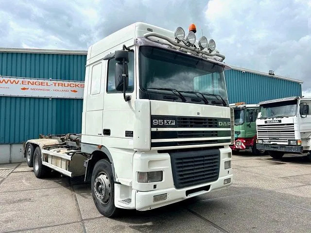 DAF 95.480 XF SPACECAB 6x2 WITH HOOK-ARM SYSTEM (EURO 3 / ZF16 MANUAL GEARBOX / ZF-INTARDER / STEEL-/AIR SUSPENSION / AIRCONDITIONIN - شاحنة برافعة خطافية: صورة 2 DAF 95.480 XF SPACECAB 6x2 WITH HOOK-ARM SYSTEM (EURO 3 / ZF16 MANUAL GEARBOX / ZF-INTARDER / STEEL-/AIR SUSPENSION / AIRCONDITIONIN - شاحنة برافعة خطافية: صورة 2