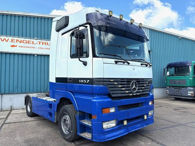 Mercedes-Benz Actros 1857 LS (MP1) MEGASPACE (EPS WITH CLUTCH (3-PEDALS) / RETARDER / REDUCTION AXLE / AIRCONDITIONING) - مقطورة السحب: صورة 2 Mercedes-Benz Actros 1857 LS (MP1) MEGASPACE (EPS WITH CLUTCH (3-PEDALS) / RETARDER / REDUCTION AXLE / AIRCONDITIONING) - مقطورة السحب: صورة 2