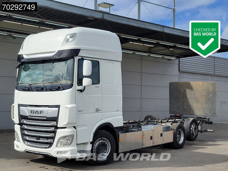 DAF XF 530 XF 6X2 2000kg Ladebordwand Lift+Steering-Axle Navi ACC Euro 6 - شاحنة بهيكل معدني للمقصورة: صورة 1 DAF XF 530 XF 6X2 2000kg Ladebordwand Lift+Steering-Axle Navi ACC Euro 6 - شاحنة بهيكل معدني للمقصورة: صورة 1