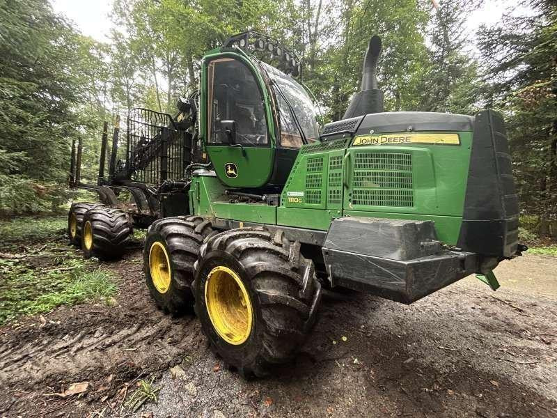 John Deere 1110G - جرار شحن جذوع أشجار الغابات: صورة 1 John Deere 1110G - جرار شحن جذوع أشجار الغابات: صورة 1